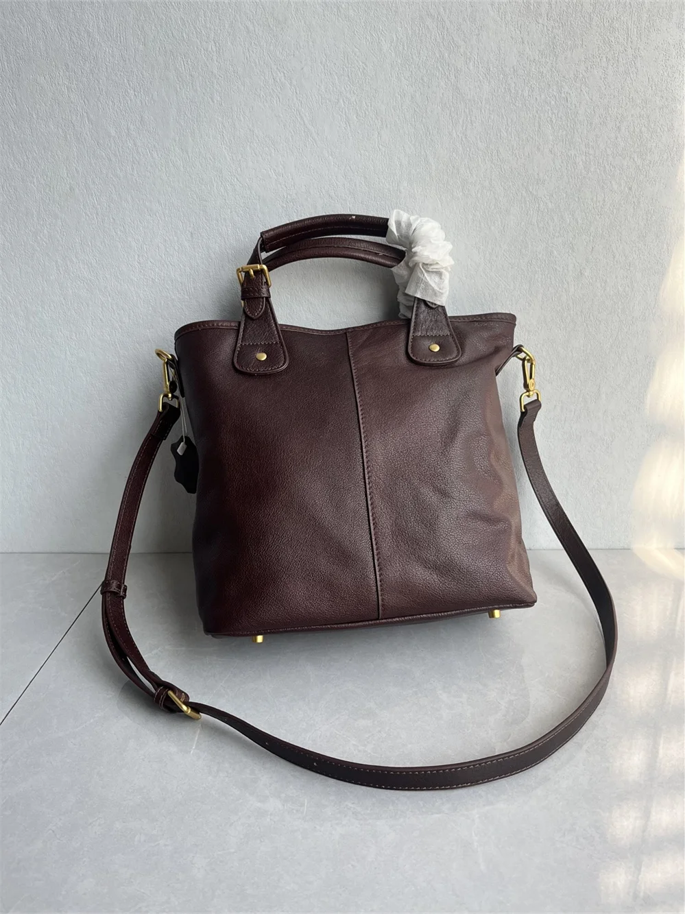 borsa-a-secchiello-in-pelle-di-vacchetta-un-accessorio-versatile-e-alla-moda-ideale-come-borsa-a-tracolla-o-a-mano-perfetta-per-un-look-casual-e-semplice