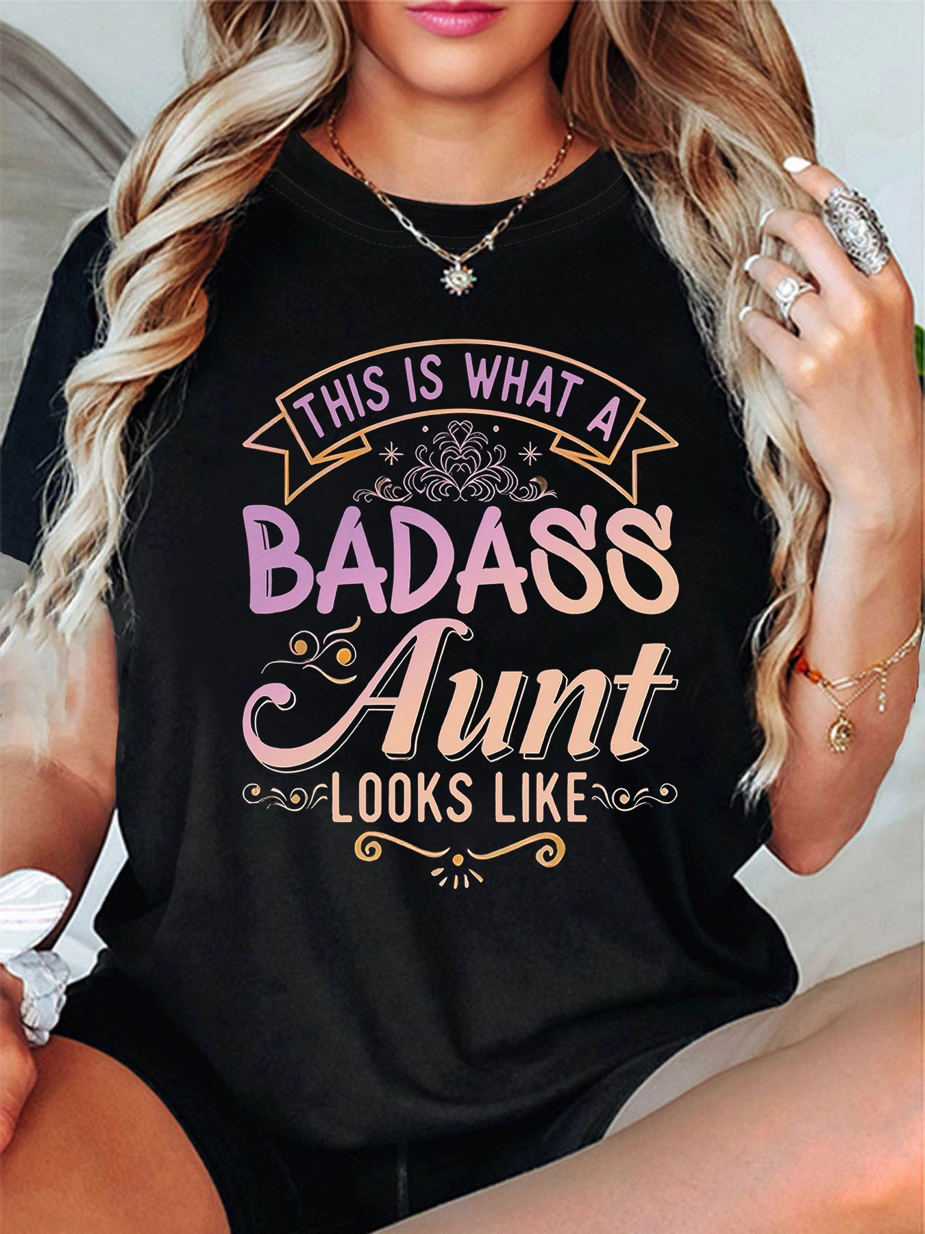 ESTE ES QUES A BADASS Tía LOOKS LIKE Camiseta con estampado de letras, Top informal de manga corta con cuello redondo para verano y primavera, ropa de mujer