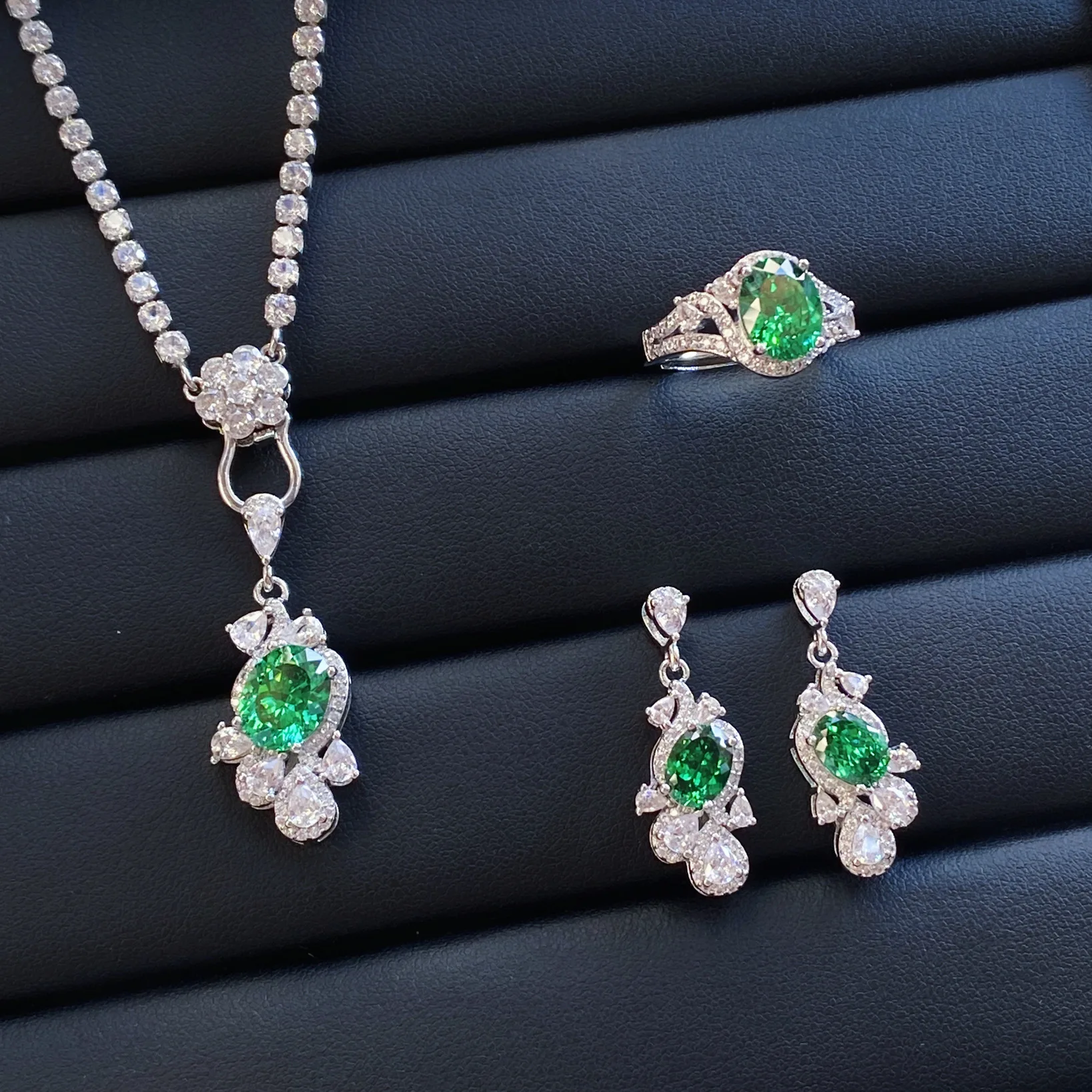 Saprkling Emerald Zirconia Wedding Jewelry Sets White Gold Plated Full Diamond Ring Necklace Earring Women Luxury Accessories