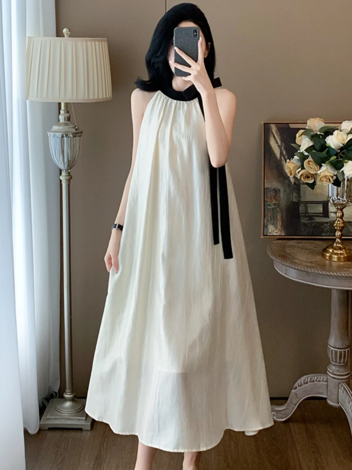 

Лето 2026: Новинка! Элегантное женское платье без рукавов с вырезом-халтер, с эффектом высокого класса, с вставками, цвет абрикосовый, с принтом хризантем.