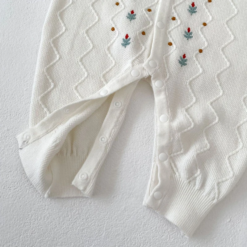 Autumn new 0-3 year old baby clothing, baby boys and girls long sleeved crawling  , exquisite embroidered long pants jumpsuit