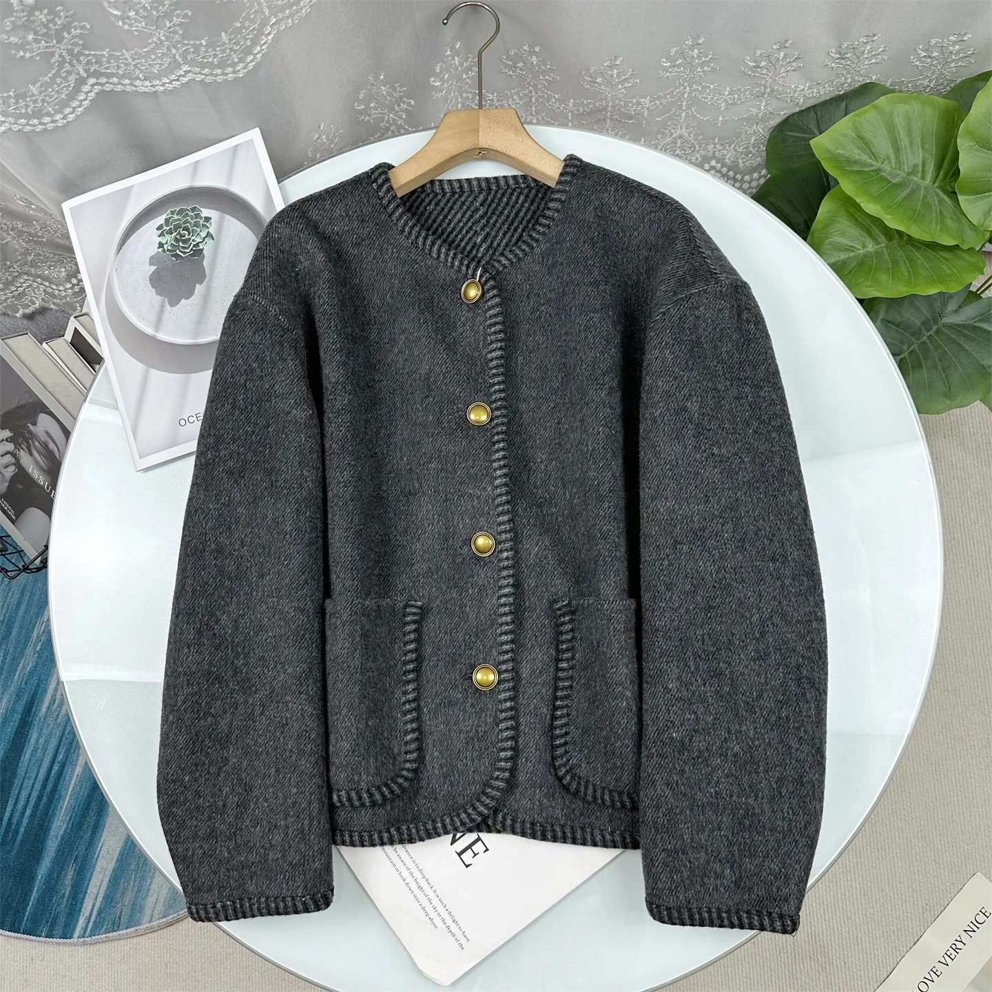 

Elegant Grey Woolen Coat round Neck Small Fragrance Style Outerwear Slimming Versatile High-End Feeling Winter New Arrival