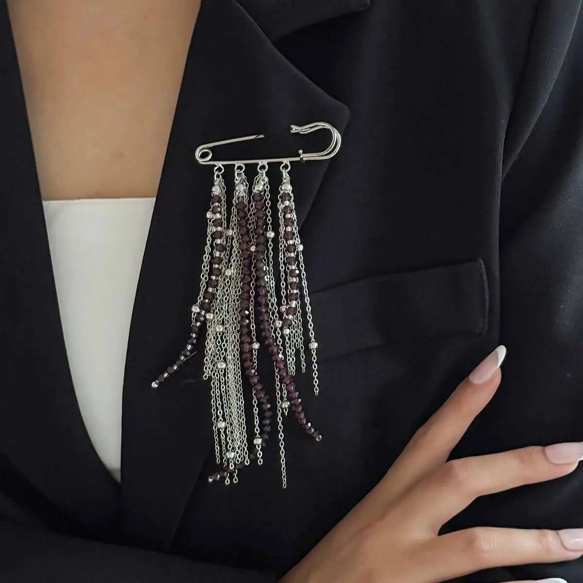 

Vintage Silver Color Metal Tassel Brooch Trendy Acrylic Beads Pendant for Women Dress Suit Collar Pin Clip New Jewelry Accessory