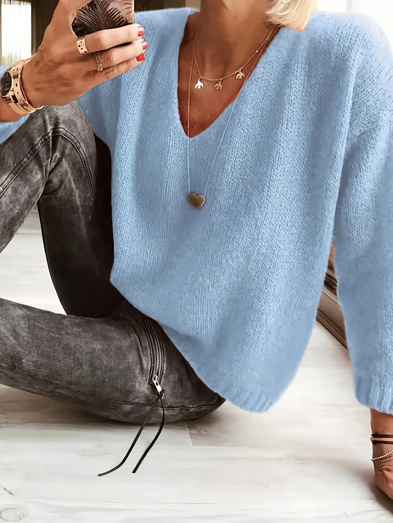 

Women's casual sweater, loose-fitting long sleeves, light blue solid color, suitable for autumn and winter seasons,Casual chic.