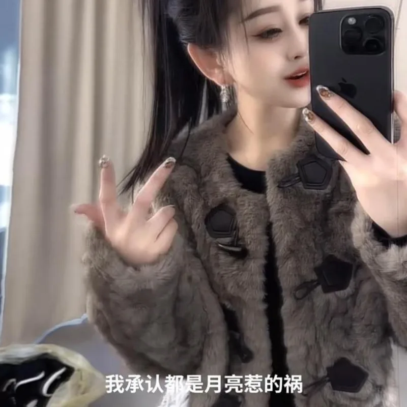 2026 Autumn Winter Women NewLoose Casual Thin  Foreign-style Horn Buckle Round Neck Fur Integrated Thickened Warm Short Jacket