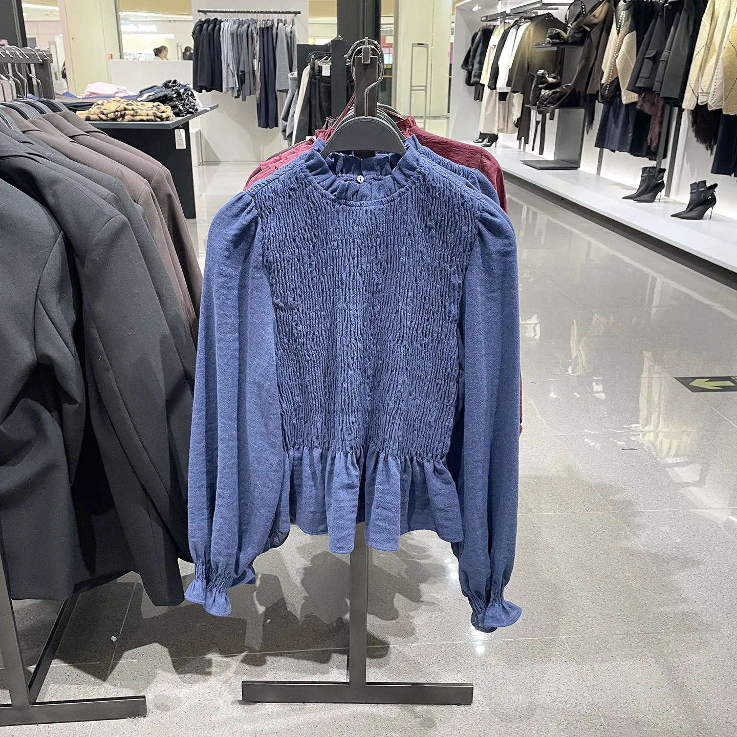 

Новая женская одежда 2026: приталенная рубашка с длинным рукавом, воротником-стойкой и многослойным декором в стиле «соты»