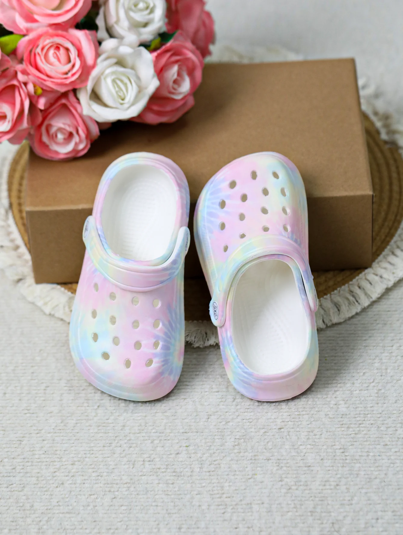 Kinder Slip-On Clogs und Pantoletten - Atmungsaktive, Wasserdichte EVA-Gartenschuhe mit Dekorativer Kette für Strand und Alltag 168 – Detail 14