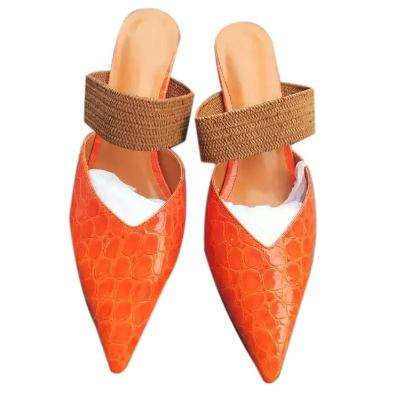 

Модные женские тапочки. Оранжевые кожаные тапочки. Высота каблука около 4 см. Тапочки с закрытым носком и острым носком. Модный показ банкет