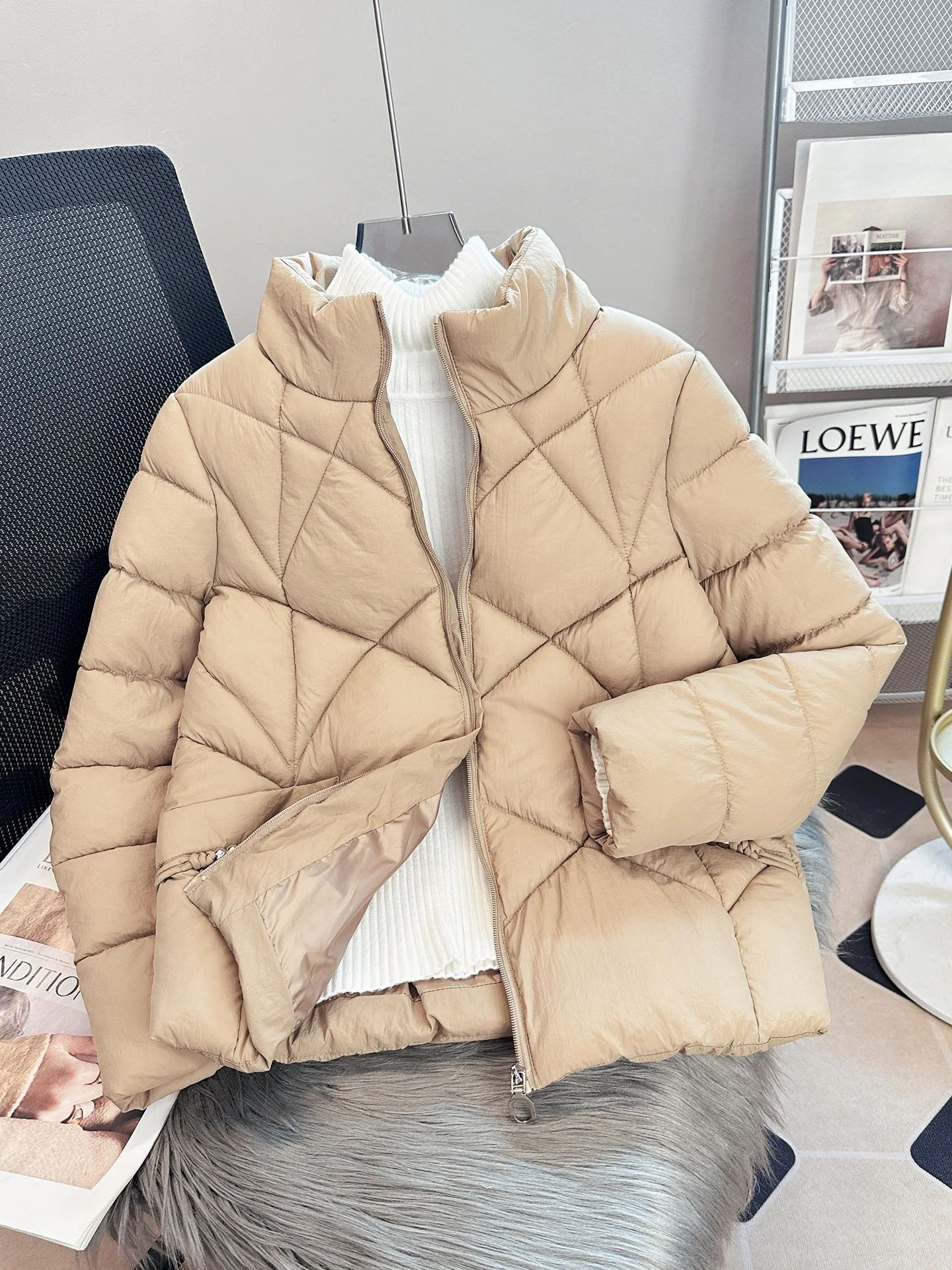 

Зимняя ветрозащитная утепленная хлопковая куртка женская приталенная стеганая с воротником-стойкой на молнии, цветное пальто