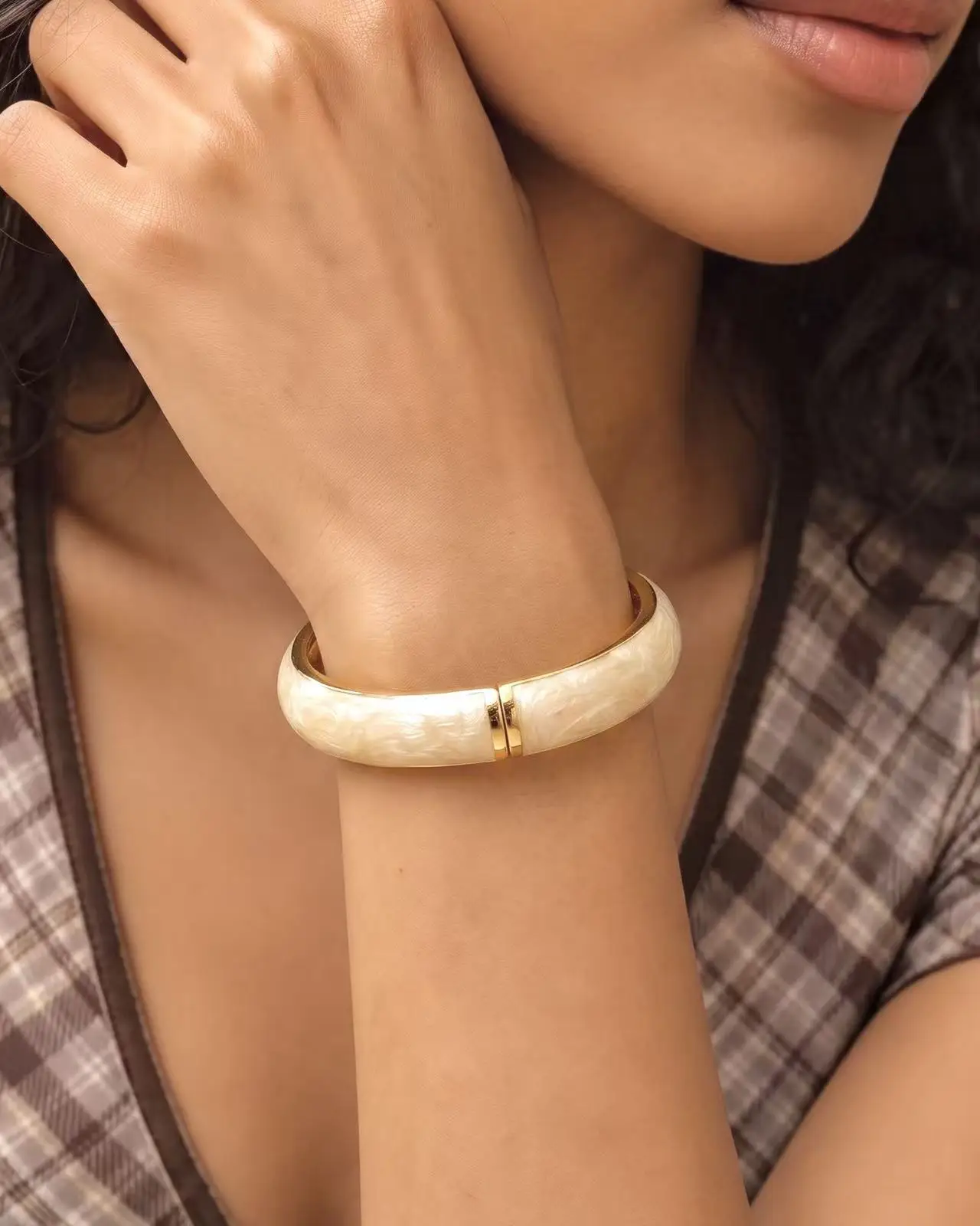 1 piece of women's fashionable and elegant vintage off-white enamel spring design open bracelet, suitable for daily wear and as an accessory for dinner parties and events