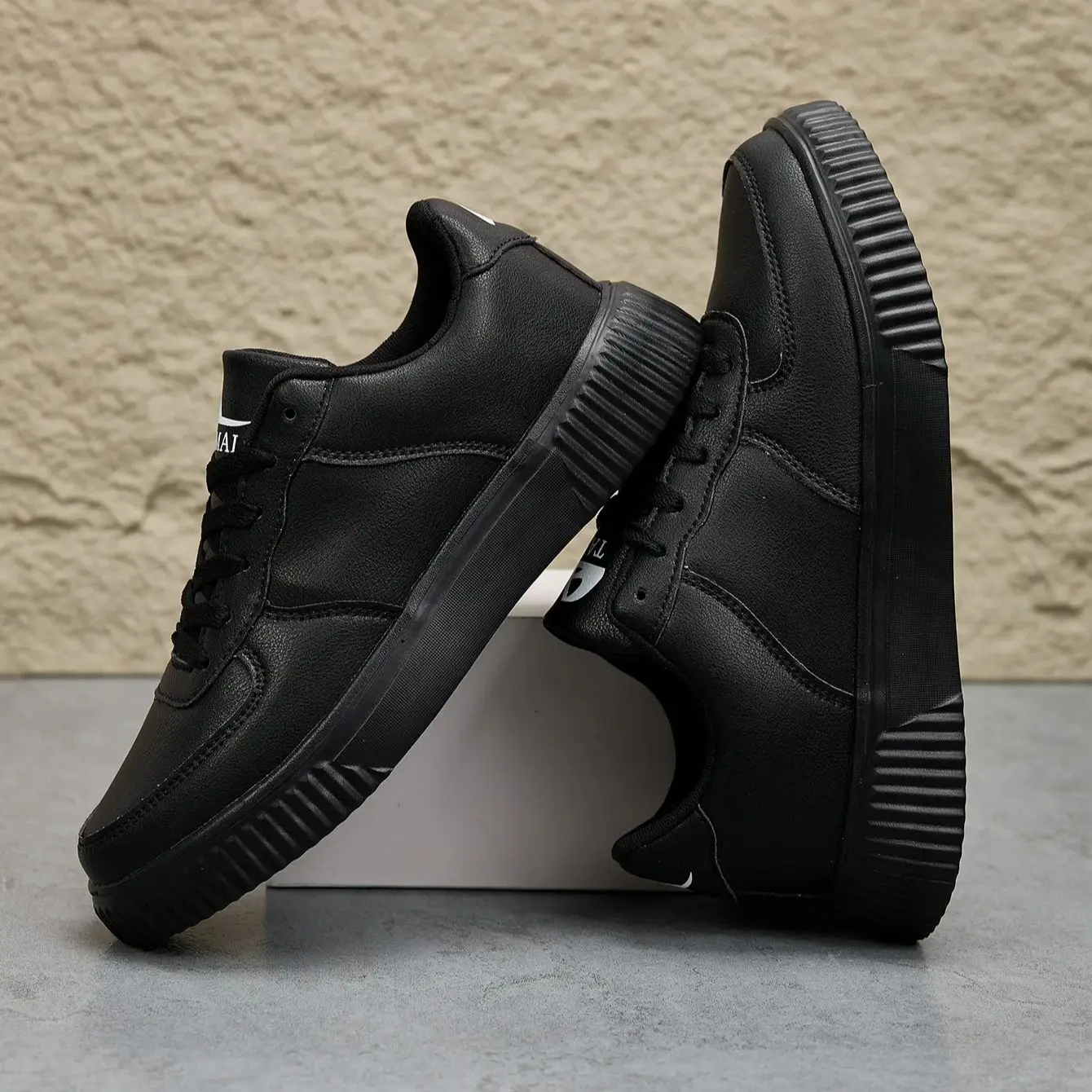Men Outdoor Leather Shoes Flat Classic Black Sports Shoes Lace up Skateboard Board Shoe Walking White Leisure Running Sneakers