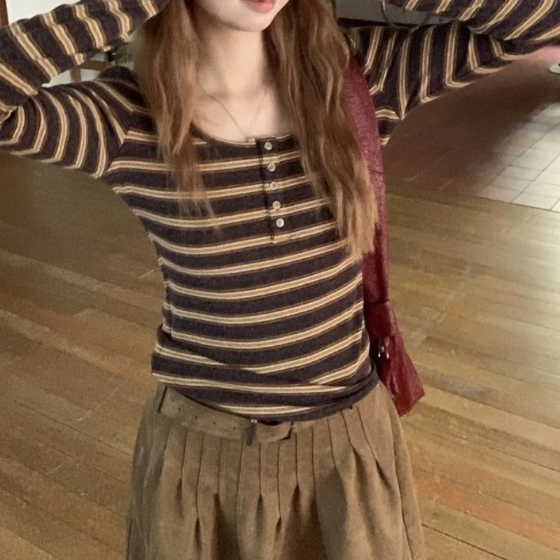 

Retro Color-block Striped U-neck Long-sleeve T-shirt for Women, New Slim-fit Button-down Top for Fall, Chic and Slimming.