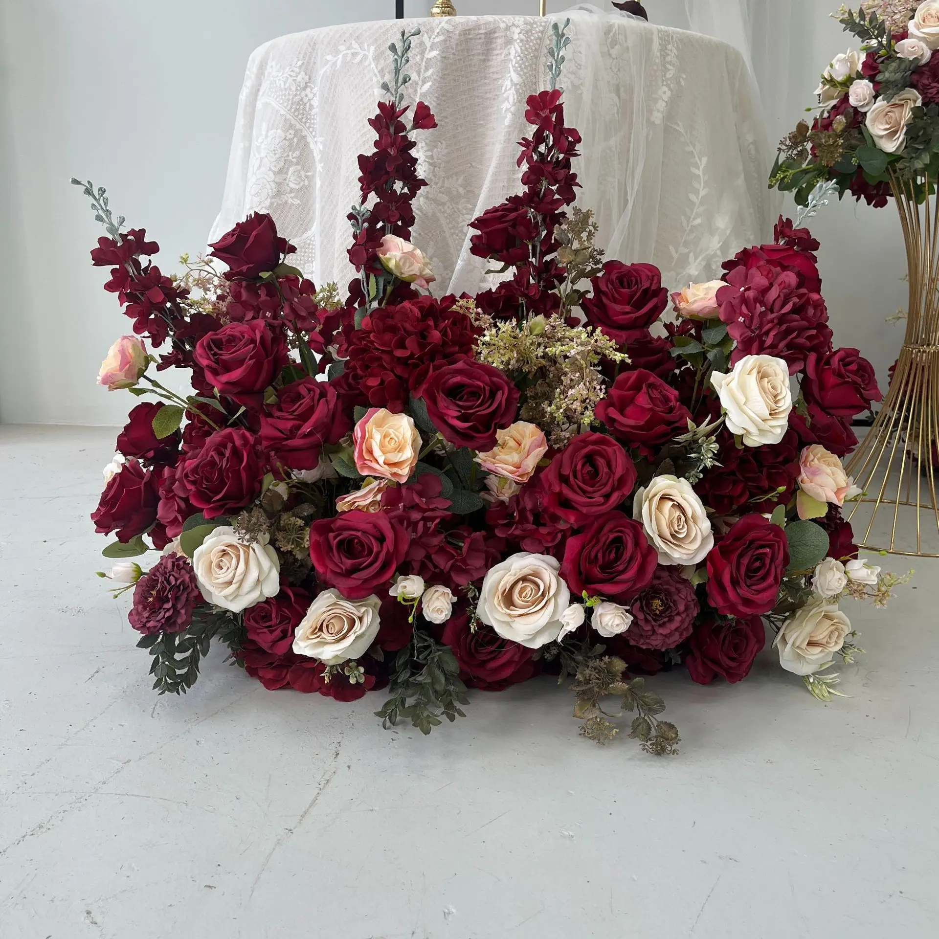 80CM Tiefrote Künstliche Blumenkugel Hochzeits-Hintergrundbogen Blumenarrangement Tischdekoration Event-Party-Dekor für den Großhandel – Detail 4