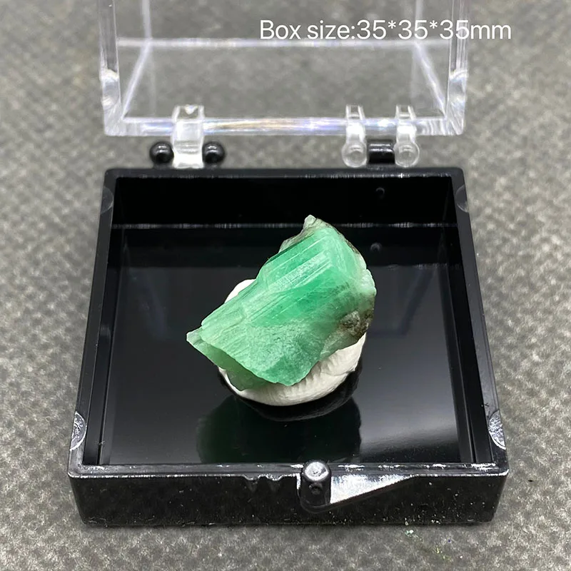 100% Natural green emerald mineral gem-grade crystal specimens stones and crystals quartz crystals +Box 3.5cm