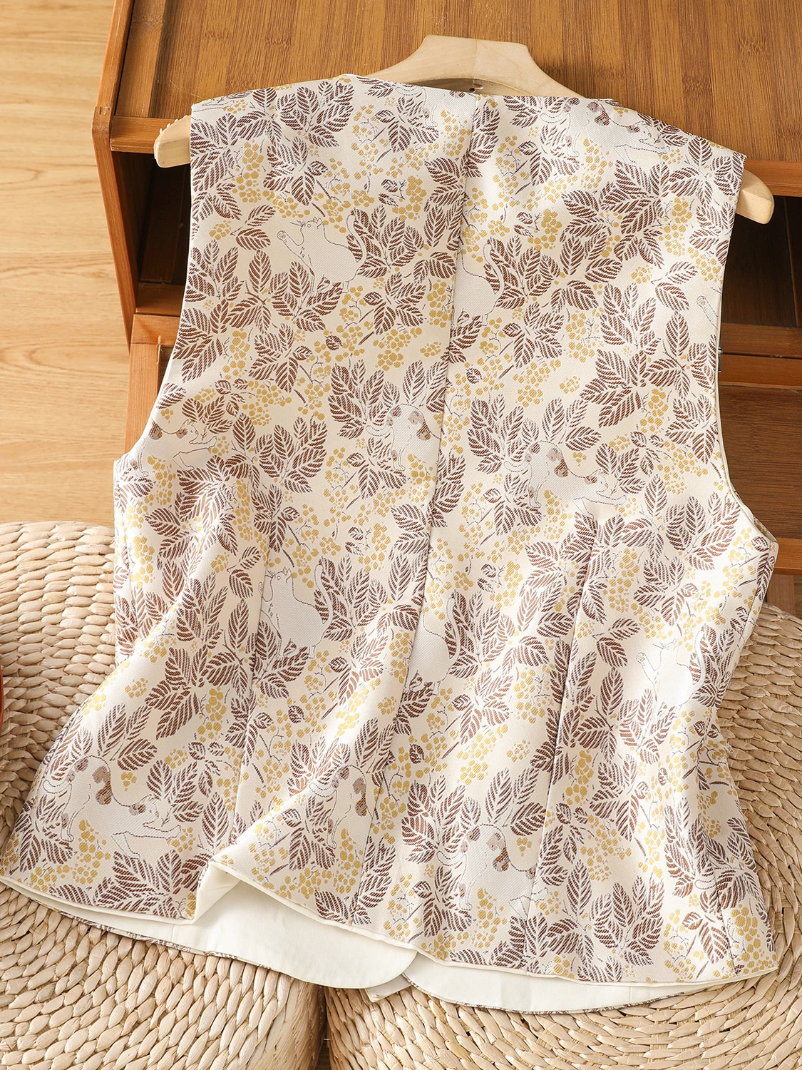 Wysokiej jakości haftowana kwiatowa kamizelka damska z dekoltem w serek, dwustronna, do noszenia na co dzień, do pracy, do noszenia warstwowo, z poduszkami na ramiona.