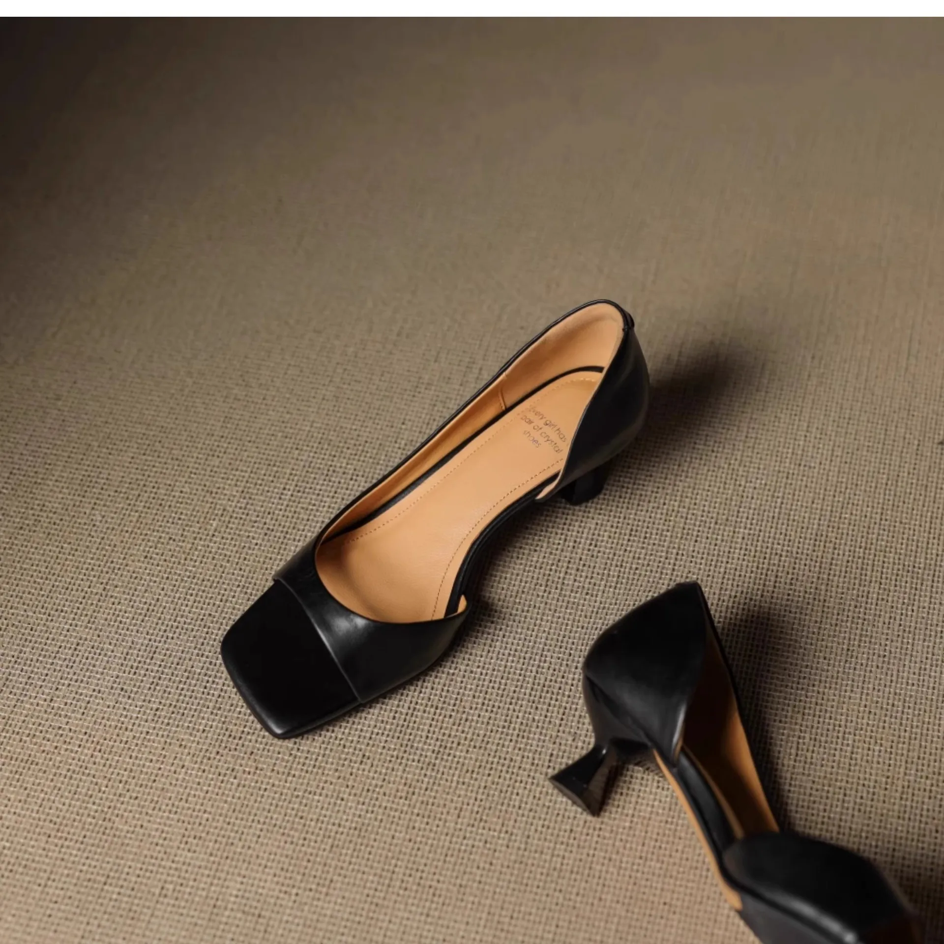 シングルストラップとサイドクリアランスを備えた女性用のミニマ - Wide Fit Heels のレビューと価格