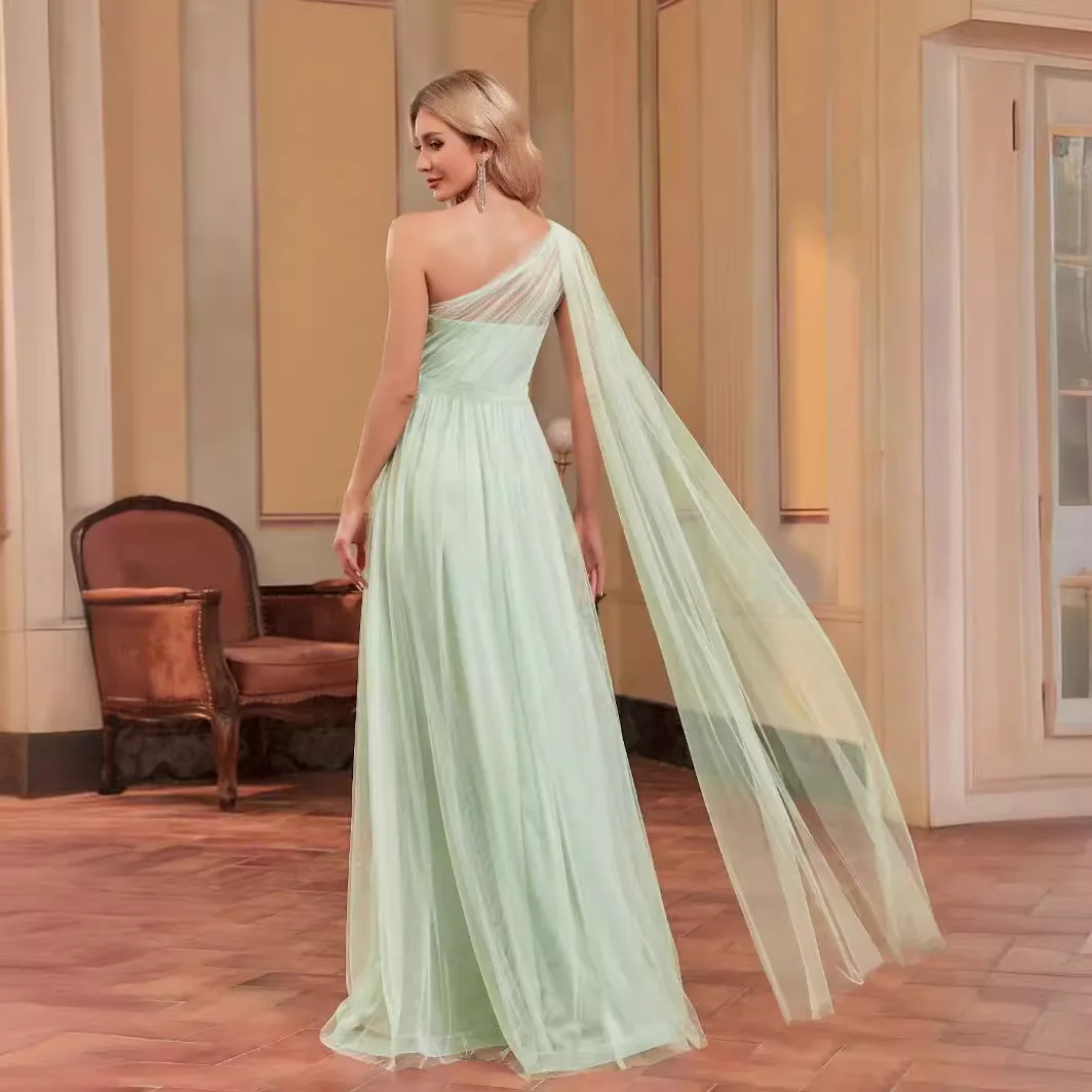Abito da sera morbido e fluido in tulle per damigella d'onore, da donna, verde salvia, con spalla singola asimmetrica, manica lunga a mantella e corpetto in pizzo floreale