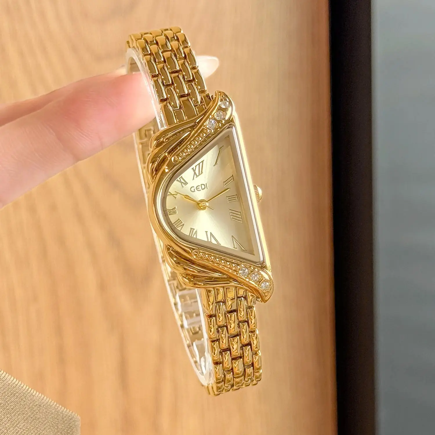 Orologi da donna di lusso retrò Design asimmetrico alla moda, stile braccialetto premium, orologio al quarzo impermeabile, regalo perfetto