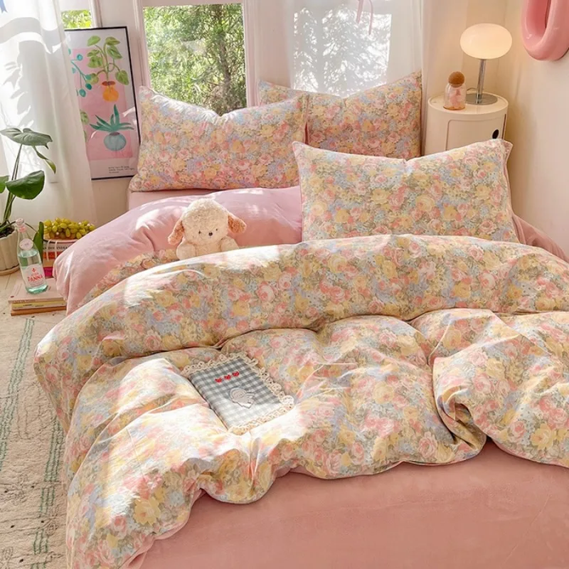 

Новинка 2025, небольшой свежий утолщенный молочный флис, четырехсекционный коралловый флис, зимний теплый студенческий комплект из четырех предметов