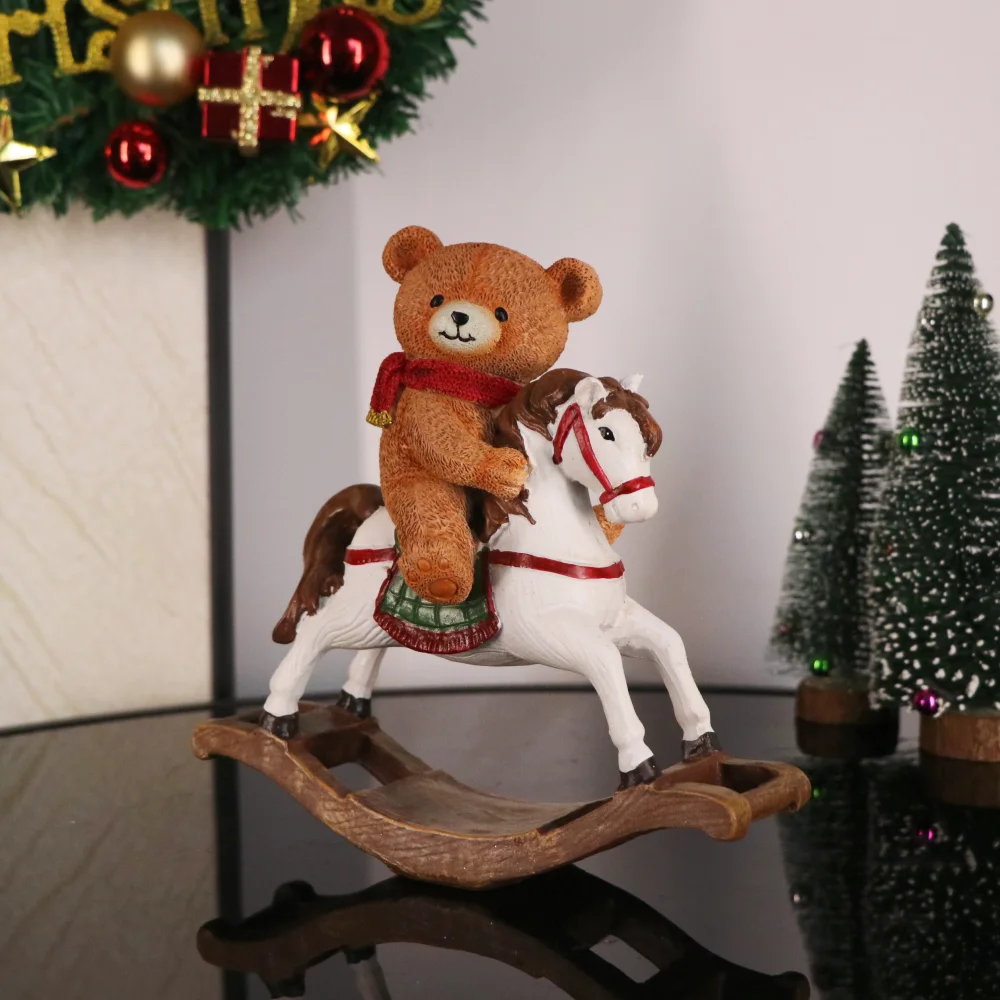Niedliche Bärenfigur auf Schaukelpferd für Weihnachtsdekoration, Schaukelpferd-Skulptur aus Kunstharz, Ornamente für Zuhause, Feiertage und Partys – Detail 3