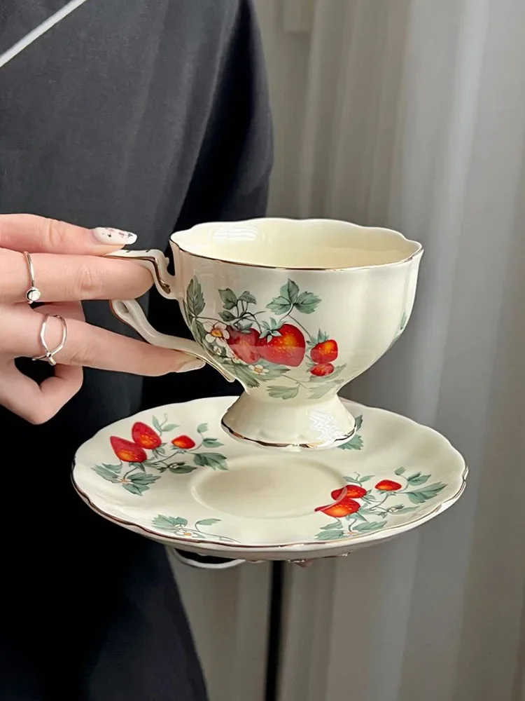 

French Vintage Coffee Cup Plate Set Small Fresh Strawberry Ceramic Mug Romantic Afternoon Tea Kitchen Office Tableware кружка