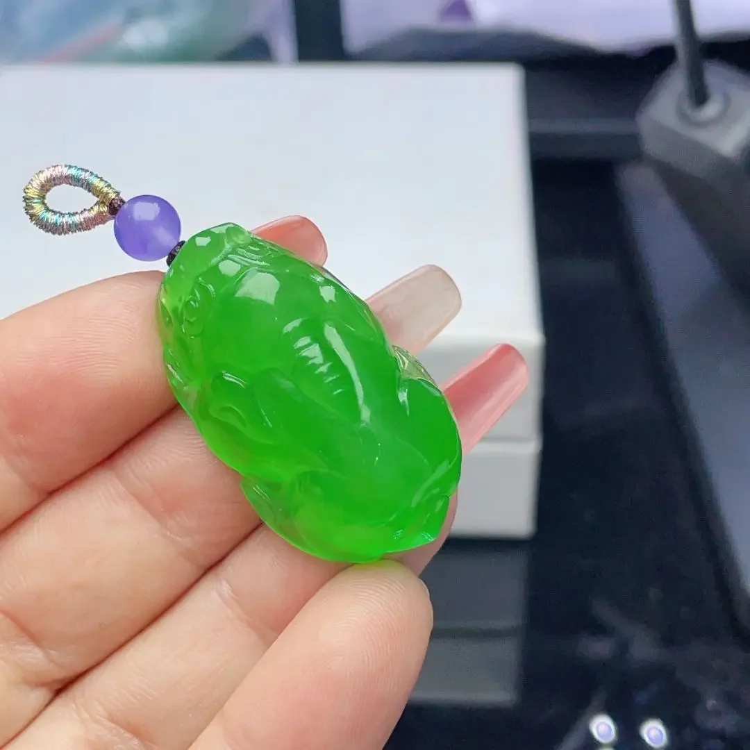 

The new Myanmar jadeite ice species Baili Piao Green Overlord Pixiu pendant is domineering and full of wealth and good luck