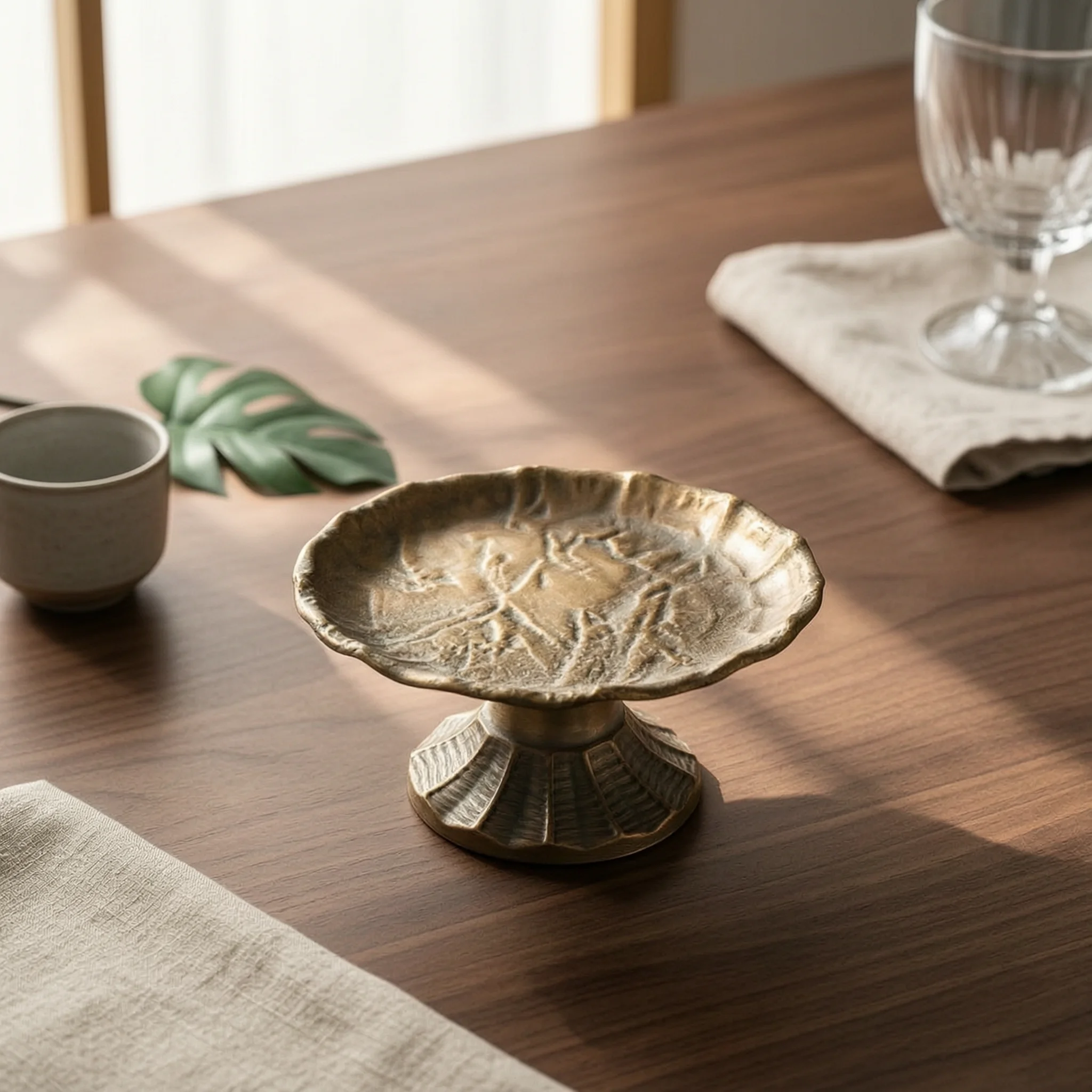 2 Pieces Metal Pedestal Tray Scalloped Tray with Pedestal Base Decorative Elegant for Tabletop Display, Coffee Table