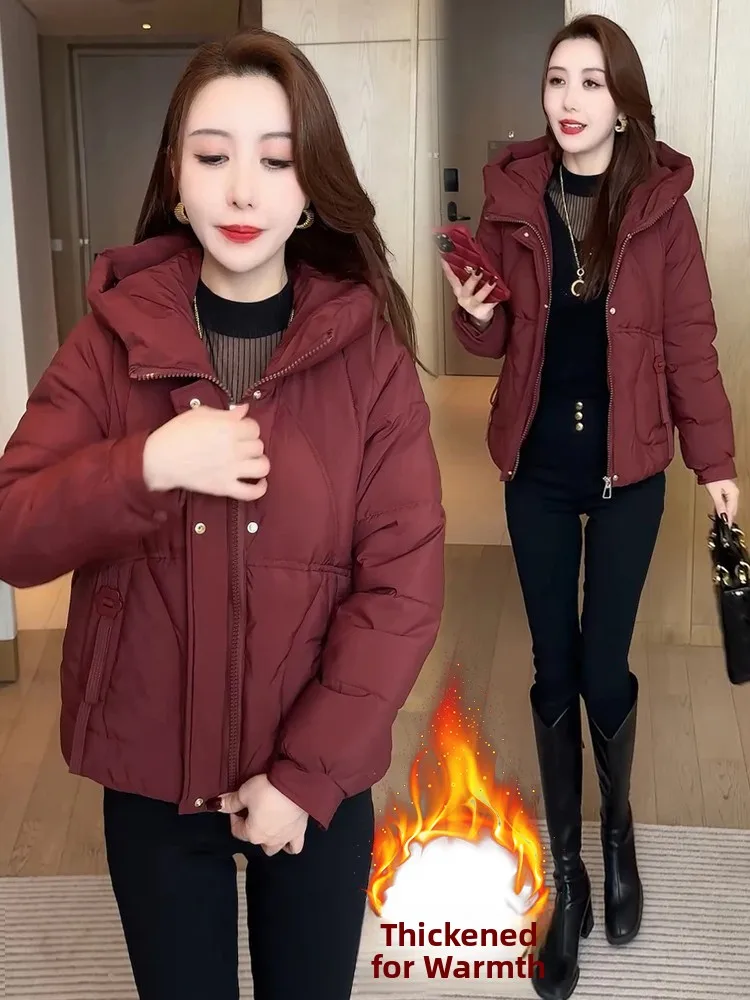 

Утепленная теплая хлопковая куртка с капюшоном для женщин, новая зимняя коллекция 2026, корейский стиль, универсальная, маленький размер, повседневная, на пуговицах и молнии