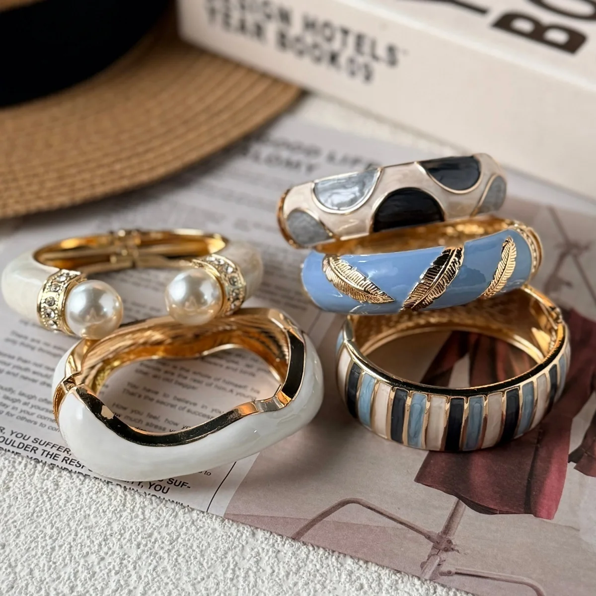 Trendige blau-weiße Emaille-Manschettenarmbänder für Damen und Herren, Vintage, unregelmäßige Streifen, stapelbarer Armreif, Partyschmuck – Detail 28