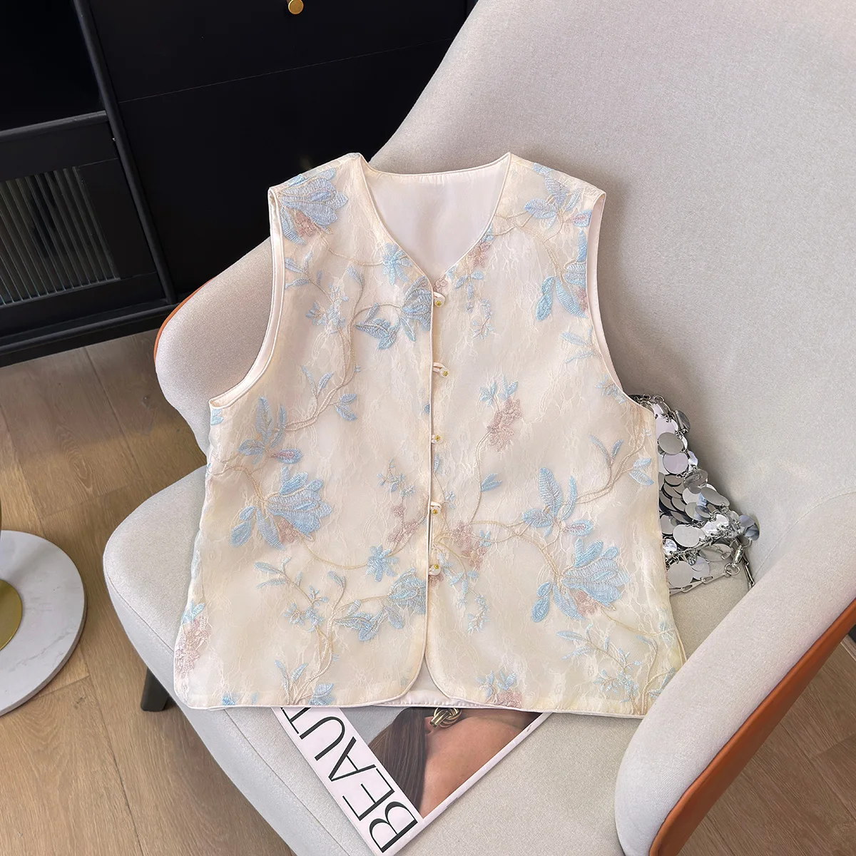 

2025 New Chinese Style Women's Vest Heavy Duty Lace Embroidery Sleeveless Jacket Spring Summer Cardigan Unique Retro Chic Coat