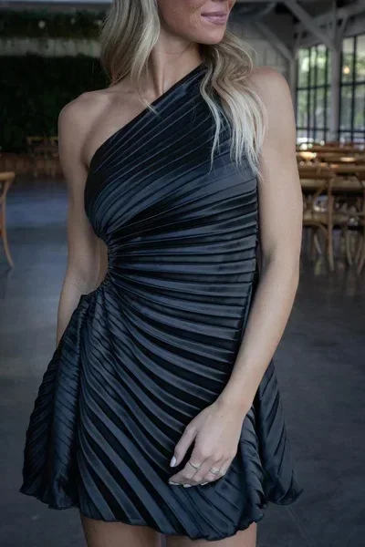 女性用プリーツワンショルダースリーブレスカットアウトウエストドレス イブニングセクシー クラブパーティー イブニングハイストリートドレス