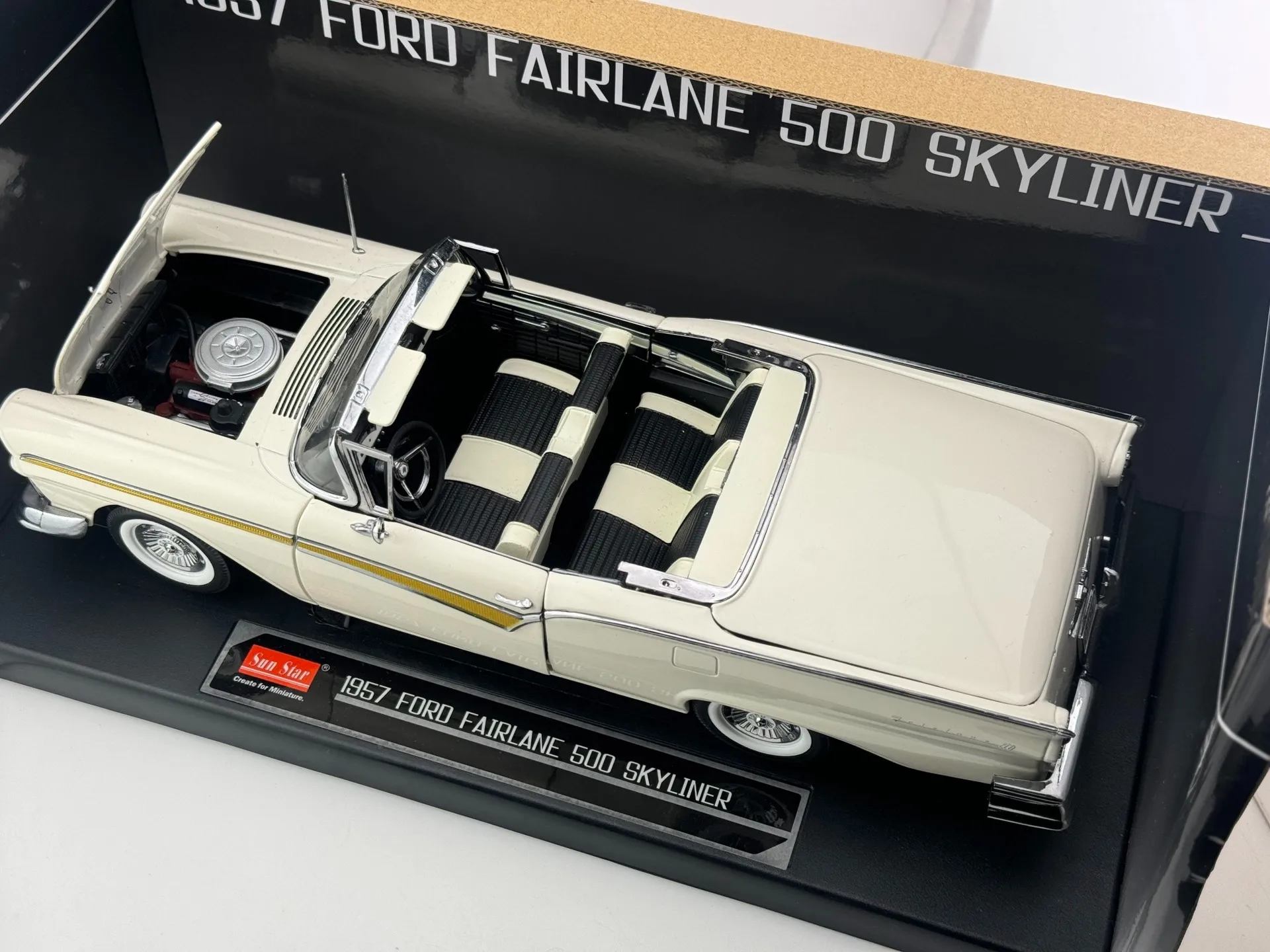 Diecast Sun Star 1/18 Scale 1957 Ford Fairlane 500 Skyliner Canopy