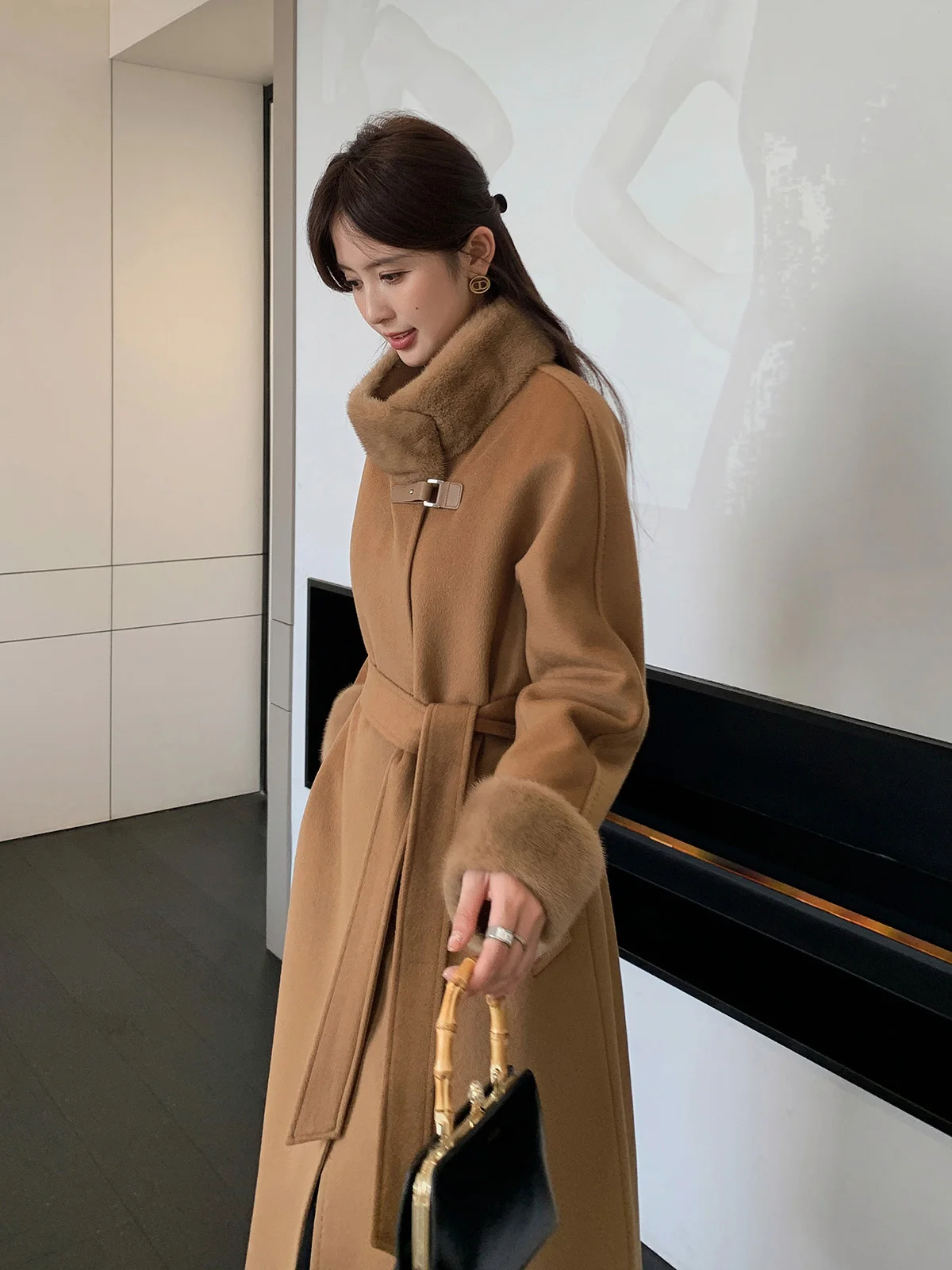 Camel Cashmere Coat For Women 2024 Winter Thick Warm Elegant Black Overcoat Fashion Lace-up Patchwork Mink Fur Woolen Coats