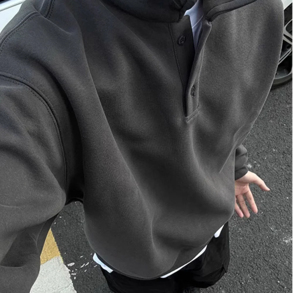 

Темно-серая толстовка с воротником-поло для мужчин весной и осенью, с элитным ощущением, в сочетании с майкой с длинными рукавами и Ame