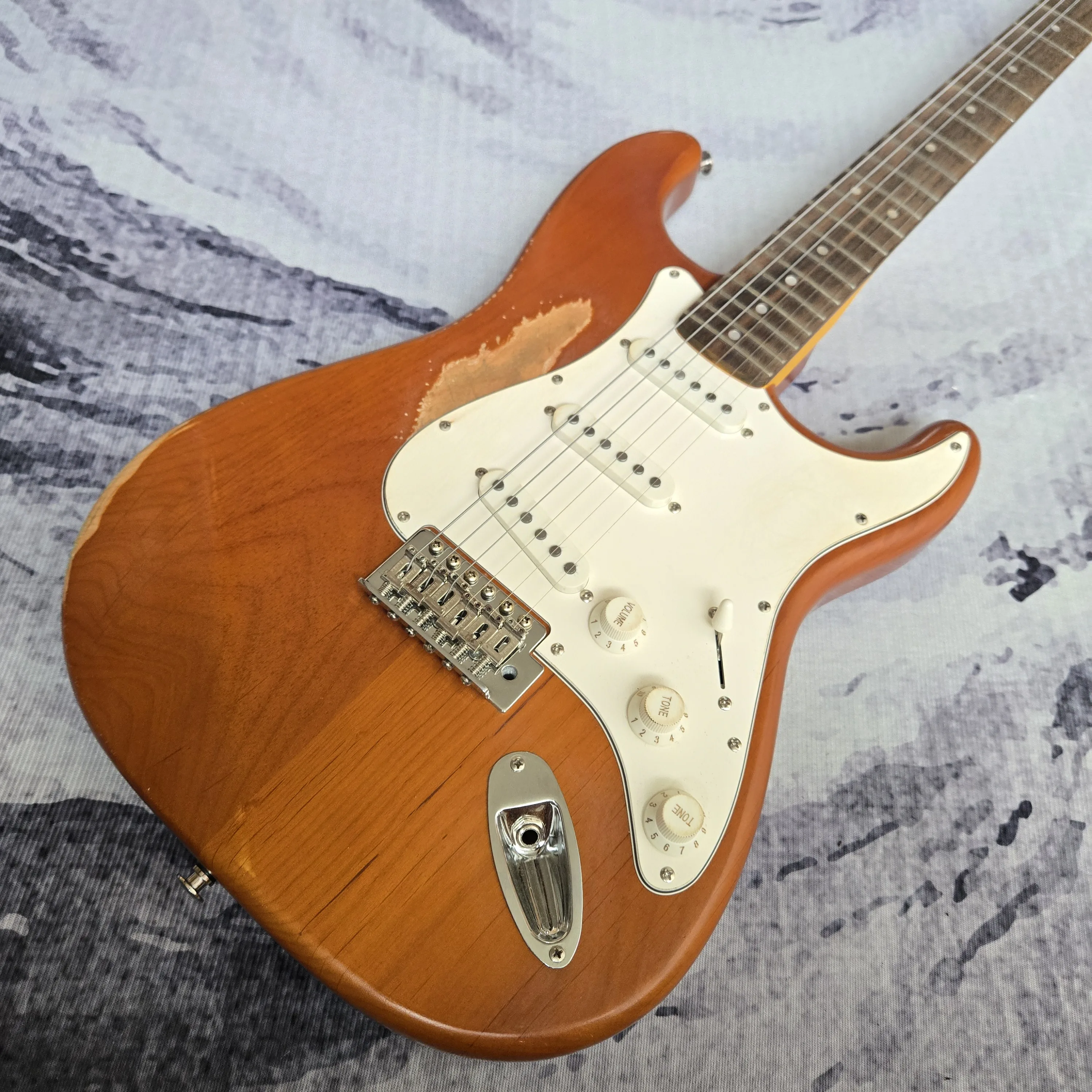 Vintage style electric guitar; Alder body; nitrocellulose lacquer，21 frets; High quality; In stock with free shipping