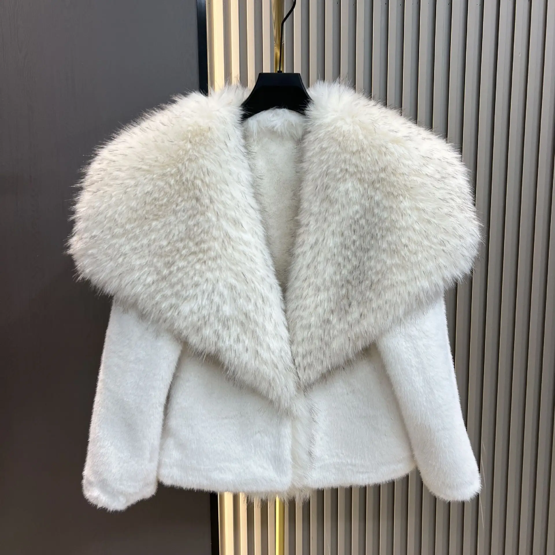 2025 Winter New Faux Fox Fur Collar Short Fashion Casual Thickened Sheepskin Integrated Warm Stylish Faux Fur Coat Women