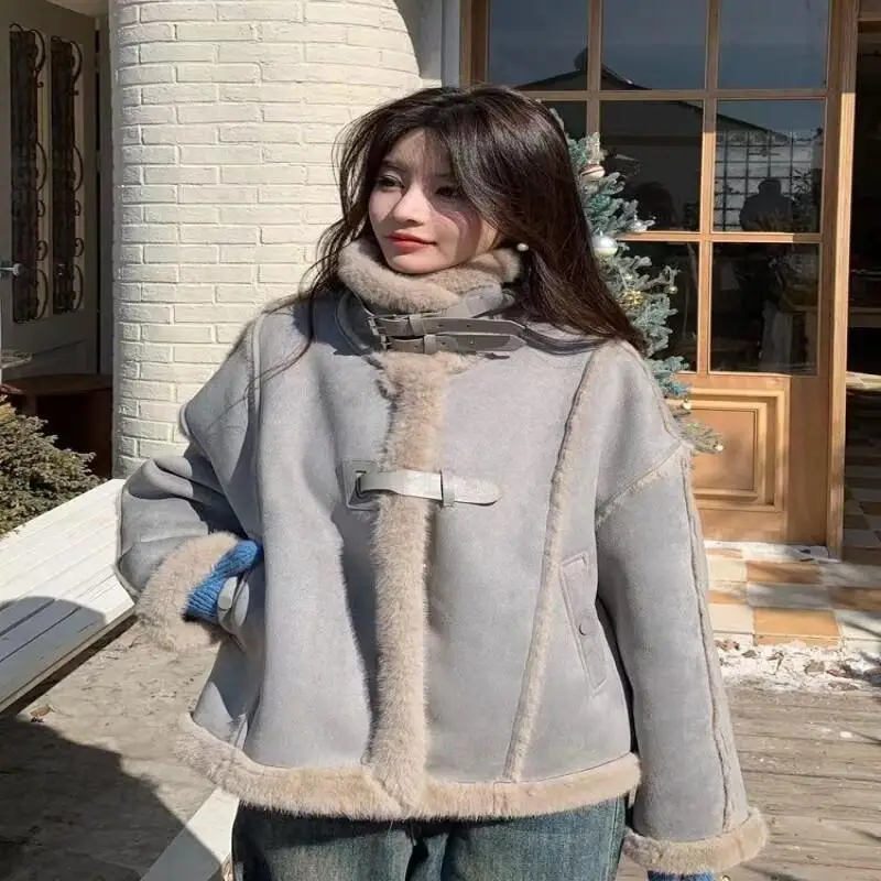 Damen Herbst und Winter Baumwolle gefütterte Jacke Outdoor Alltagskleidung Blauer Kunstnerzfell Lammwollmantel Neue Mode Super süße Tops