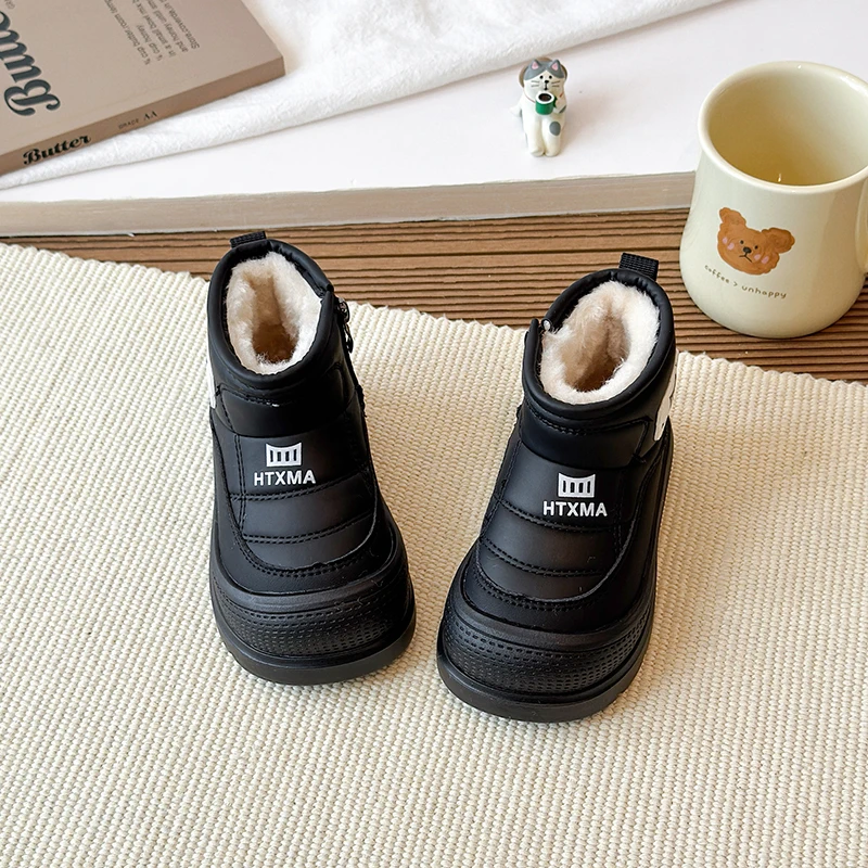 Winterstiefel für Kinder, dick gefüttert mit weichem Plüsch, seitlicher Reißverschluss, leicht an- und auszuziehen, dicke, rutschfeste Sohle, warme, kurze Winterstiefel für Jungen und Mädchen. – Detail 6