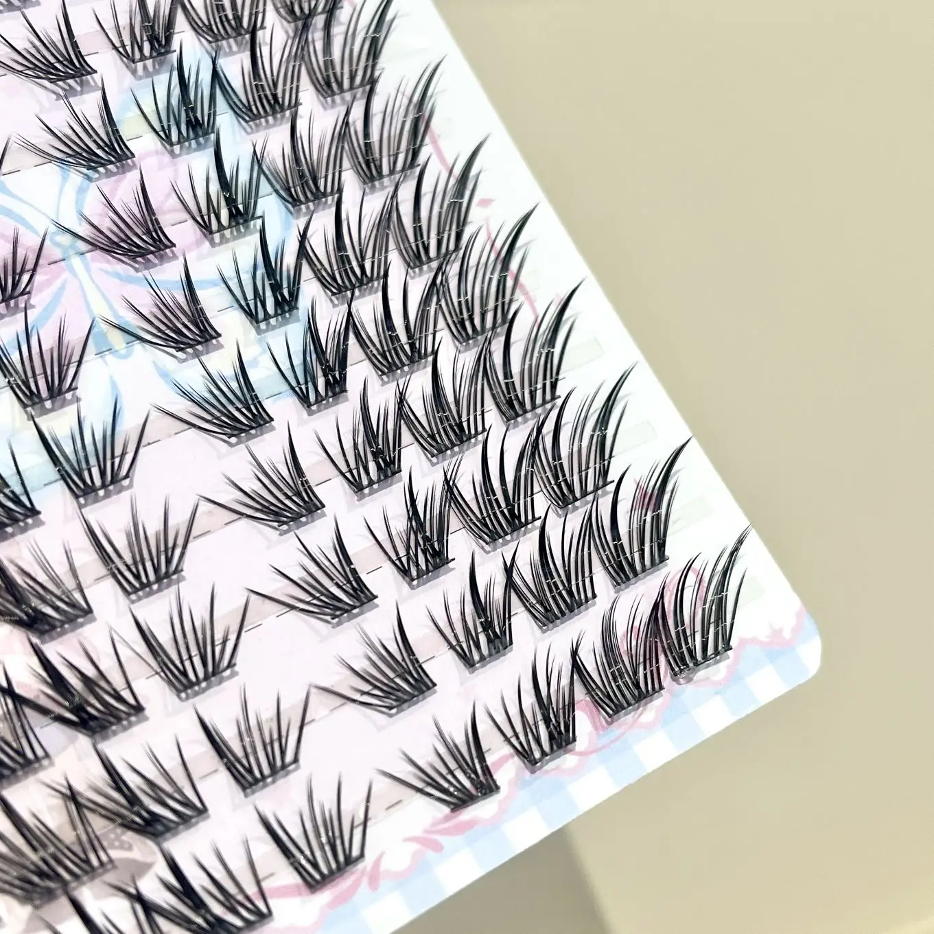 Doudoutian Fox Thai Manga Slanted Lashes Fine Soft Clusters Lightweight Invisible Clear Band Natural Thai Shooting Makeup view 4