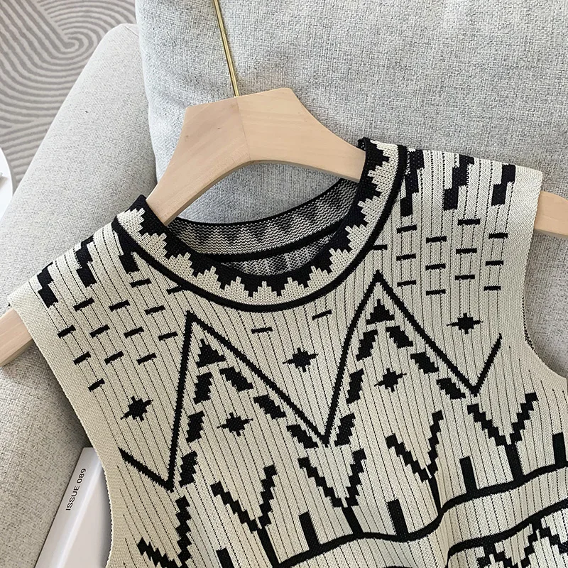 2023 Summer Sleeveless Slim Knit Vest Crop Tops Women Jacquard O-neck Vintage Chic Sweater Vests Knitwear Fashion Female Jumpers