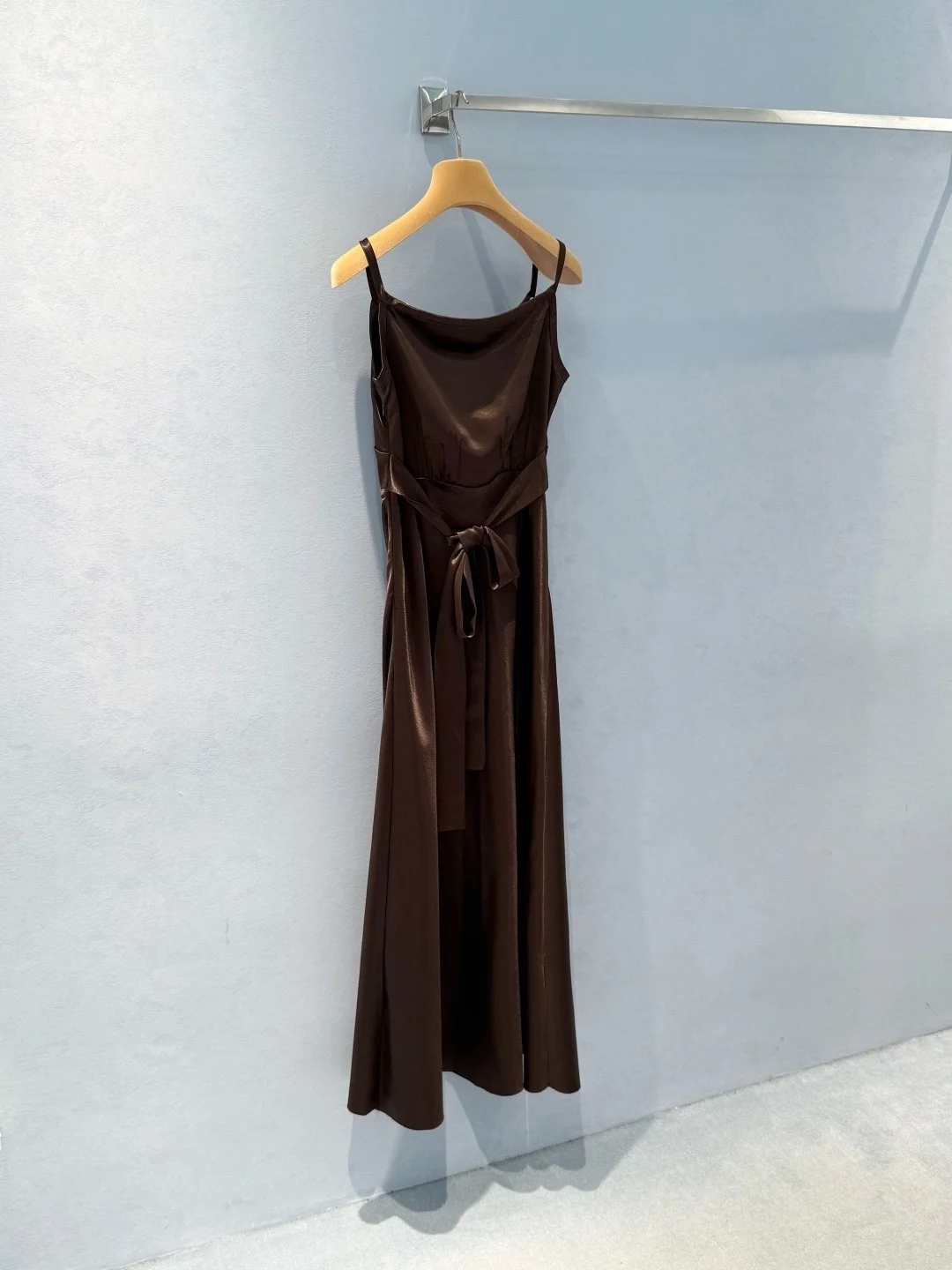ชุดเดรสยาวผ้าซาตินสีน้ำตาลสำหรับผู้หญิง คอวีผูกโบว์ เอวสูง ผ่าข้าง ผ้าซาตินอะซิเตท ชุดราตรี ชุดงานเลี้ยงค็อกเทล