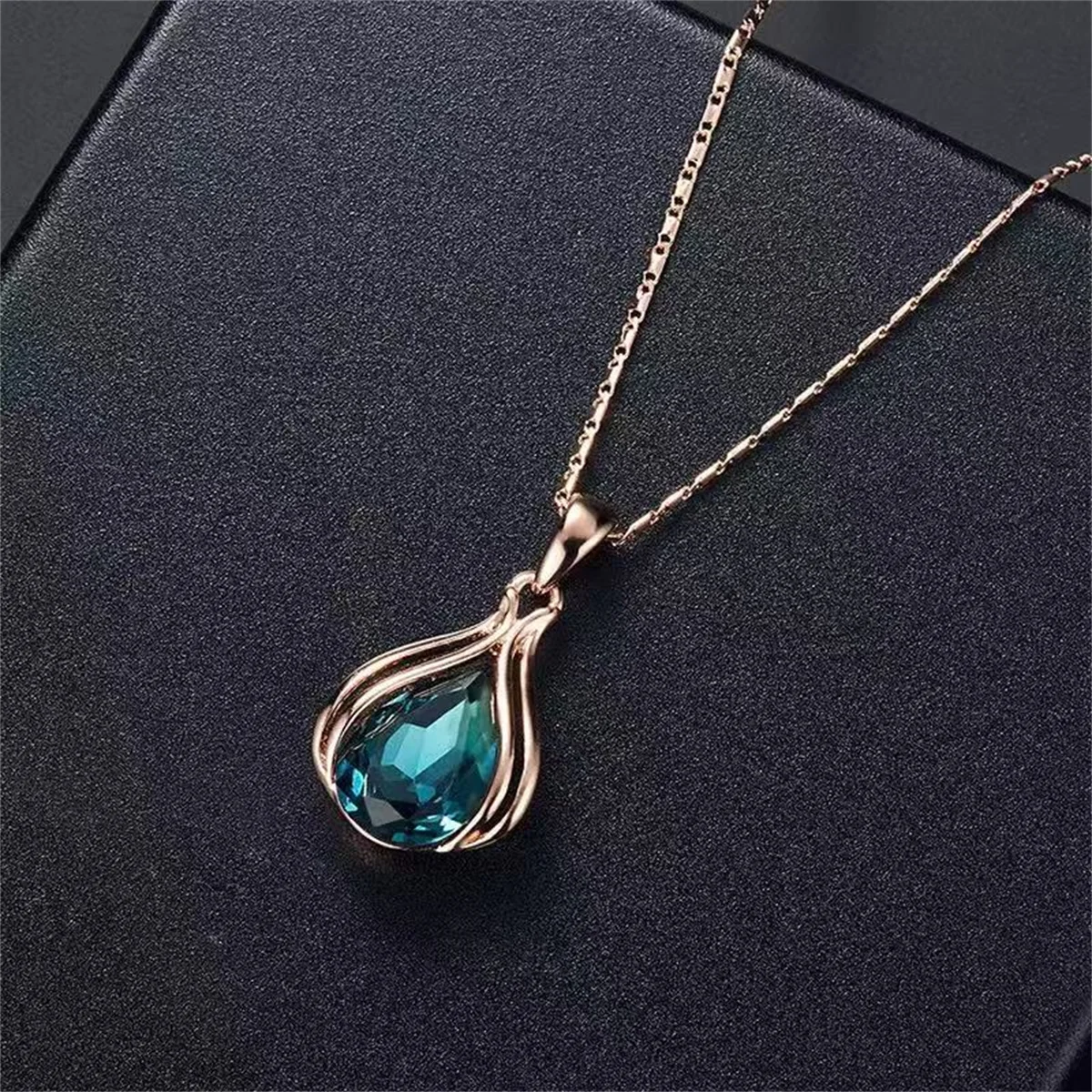 Elegant Delicate Bud-Shaped Blue Artificial Crystal Alloy Pendant Necklace Ideal for Daily Wear, Parties & Dates