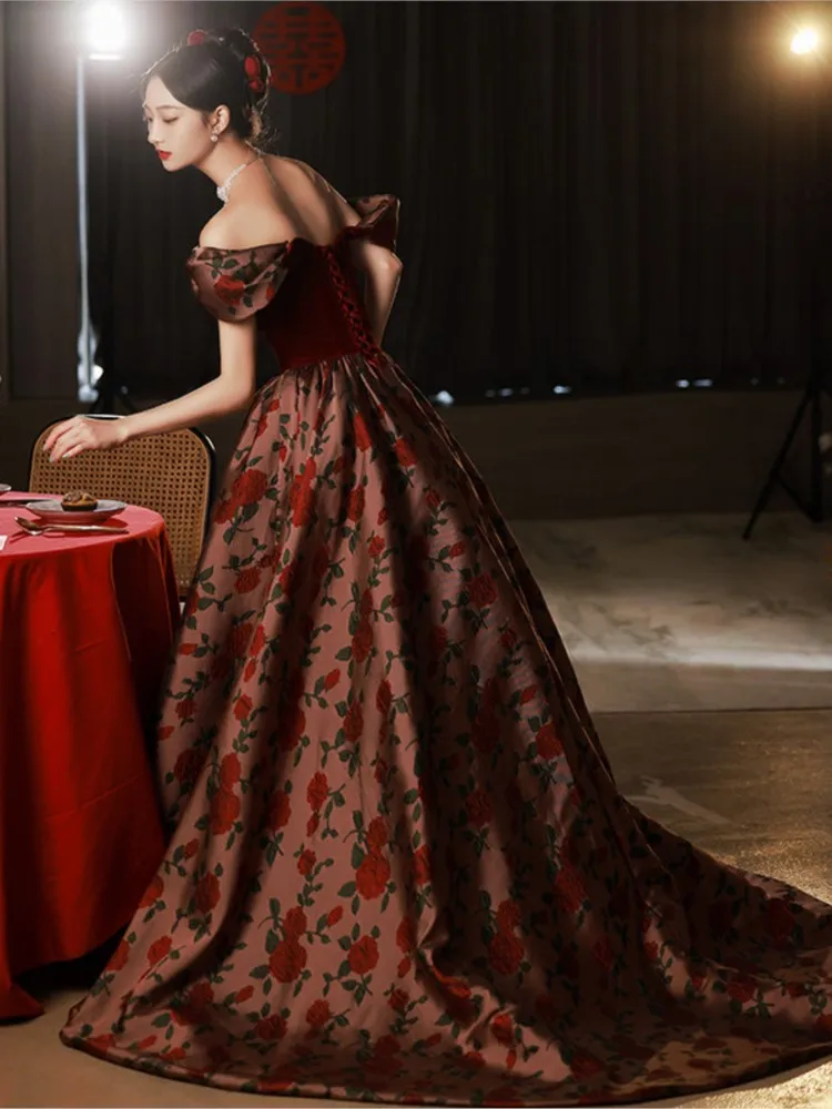 

A new light luxury niche dress with trailing tail for toasting
