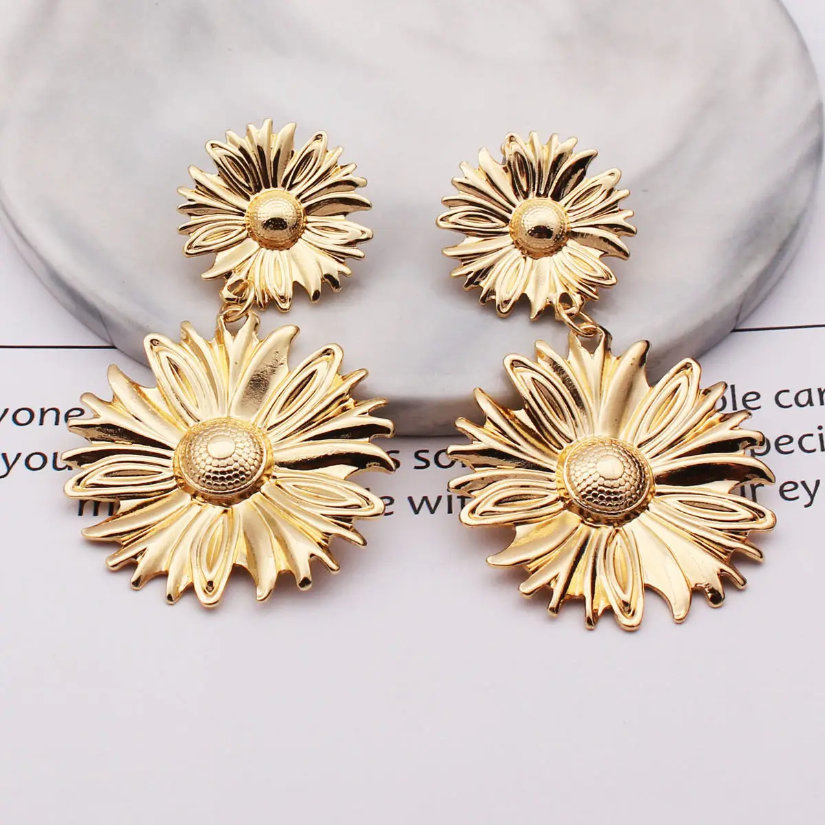 Vintage Statement Metal Flower Drop Earrings for Women Golden Chrysanthemum Charms Dangle Earrings Party Exaggerate Jewelry Gift