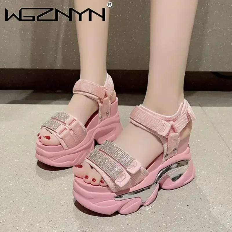 

Сандалии на платформе 10 см, женские блестящие туфли на высоком каблуке на танкетке, новые летние сандалии со стразами и крючками, массивные пляжные тапочки, Zapatos Mujer