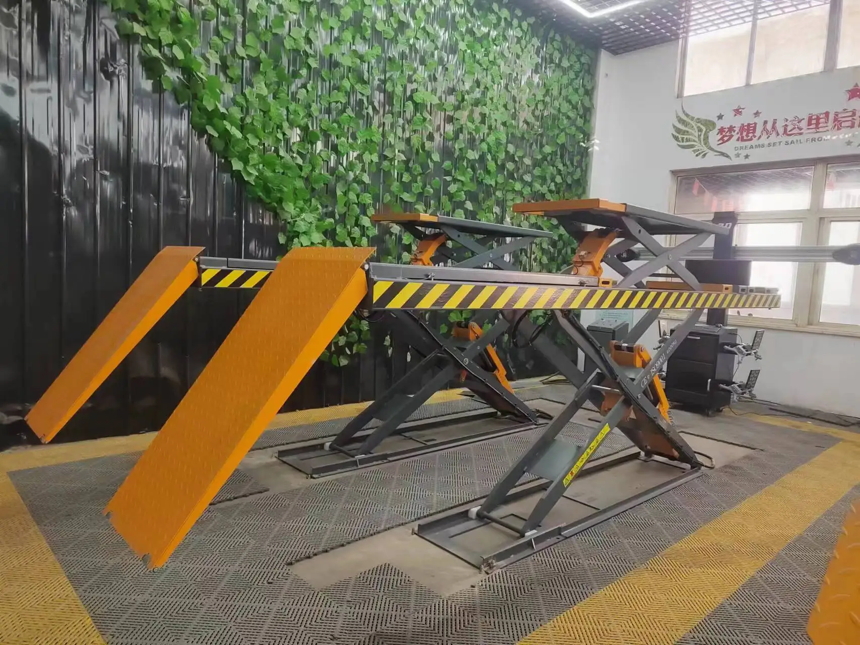 4 Ton Double Scissors Car Lift: Drive-on Type For Auto Repair Garages LY