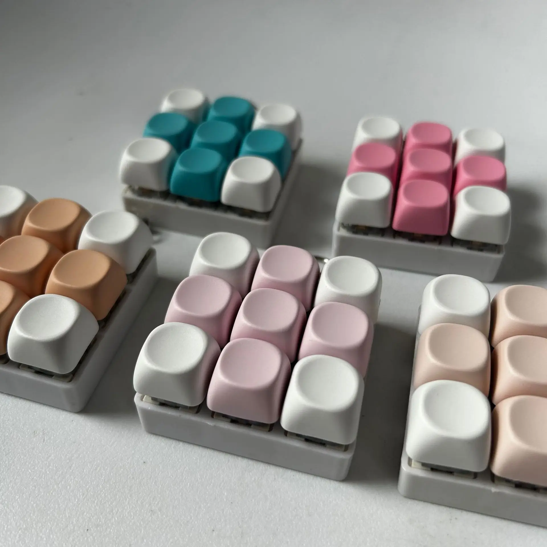 

Stress-Relief Keyboard Keychain - Fidget Toy with Sound Effects, Perfect for Party Favors & Gifts,White and pink