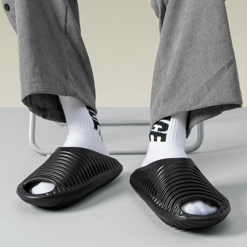 Large size outdoor men's slippers new personalized trend sandals men's beach shoes lightweight indoor and outdoor hole slippers view 2