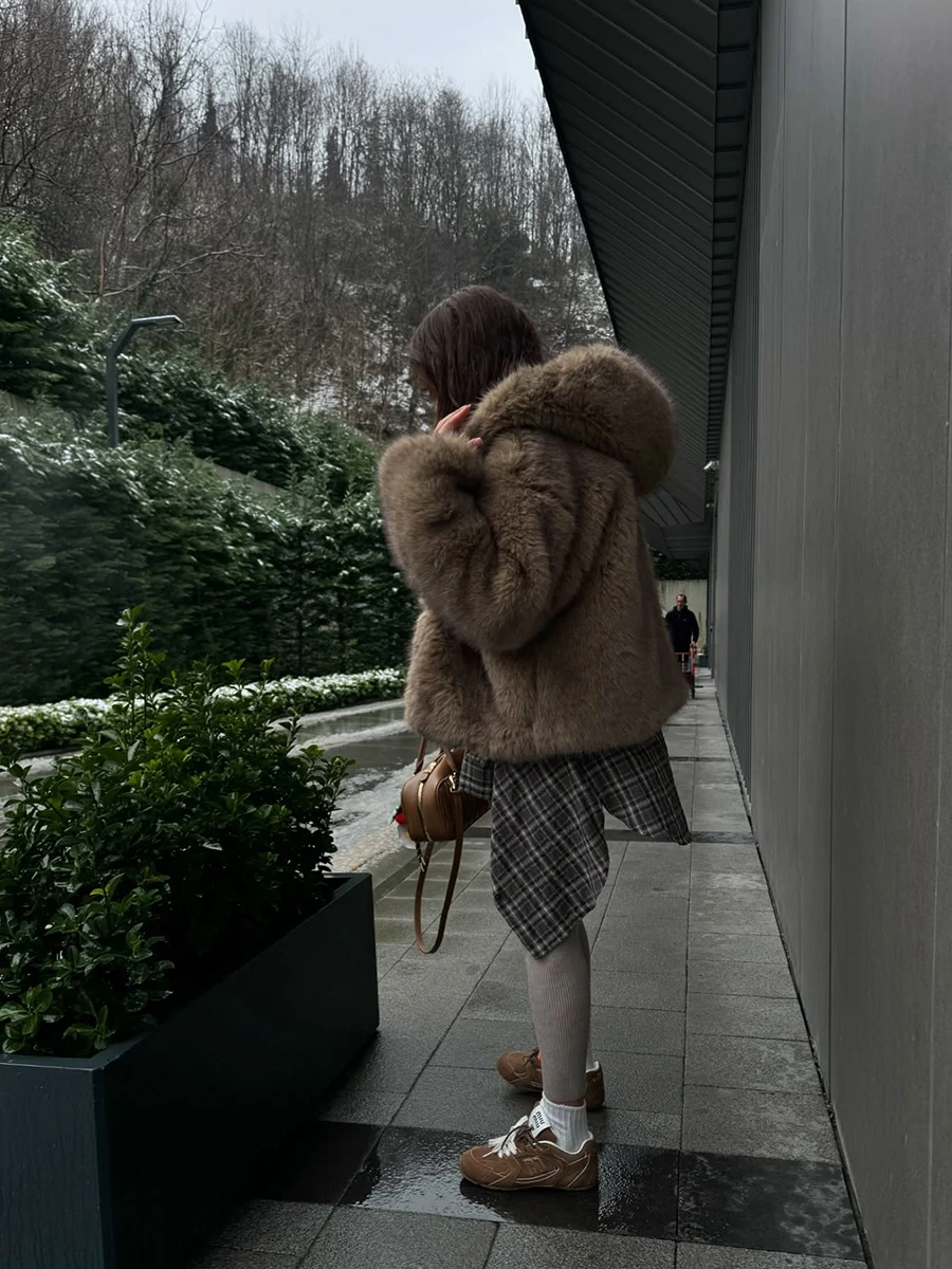 ملابس مذهلة 2025 معطف فرو صناعي جديد بقلنسوة باللون البيج متدرج من فرو الراكون الصناعي سترة شتوية عصرية مميزة من القطيفة ملابس خارجية