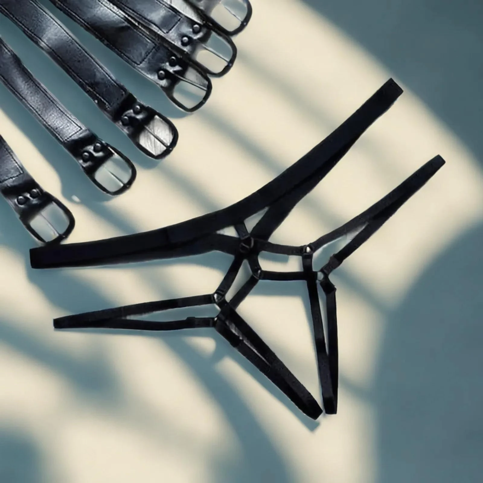 سراويل داخلية مثيرة مفتوحة المنشعب على شكل حرف G للنساء - ملابس داخلية غير مرئية من الدانتيل الشفاف بدون إسفين